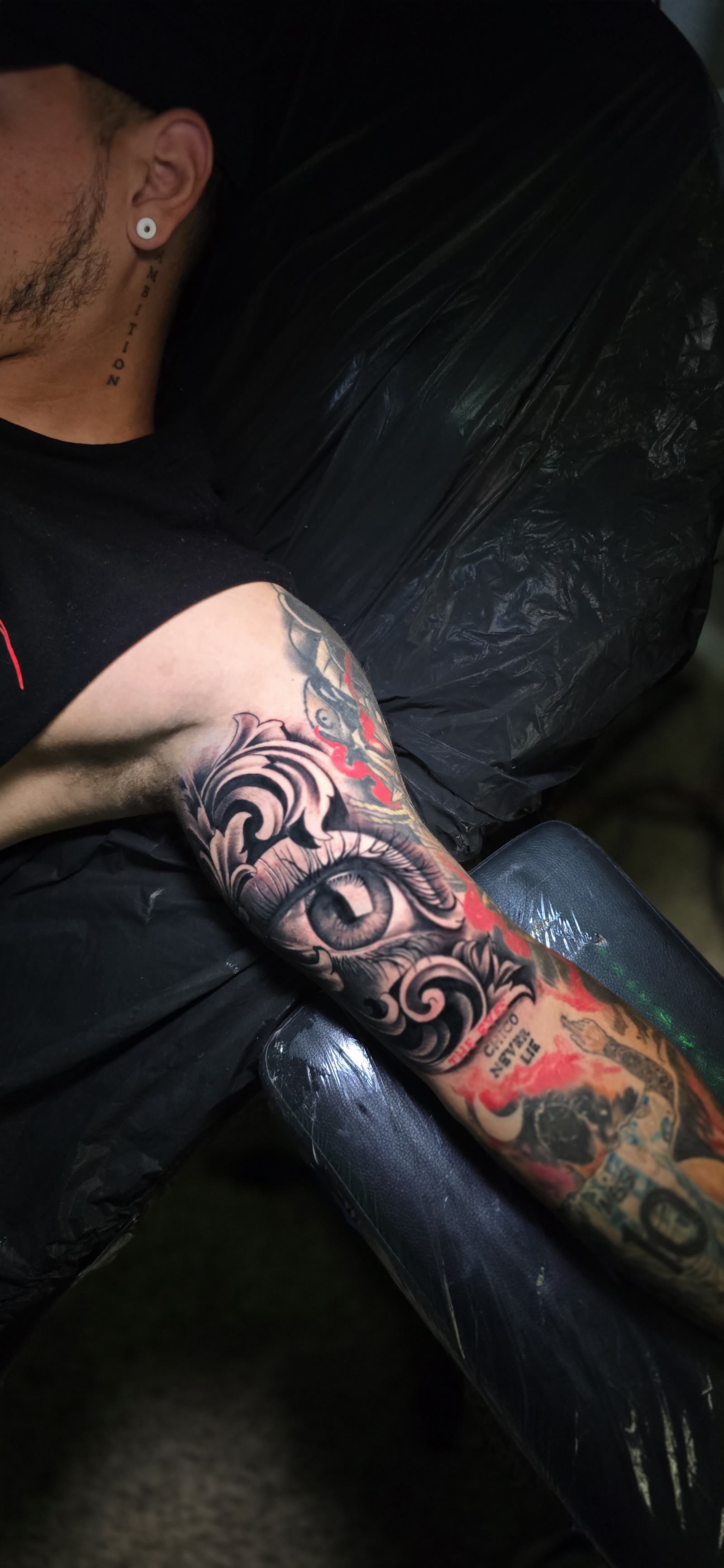 Ojo realista con filigrana y lettering THE EYES CHICO NEVER LIE