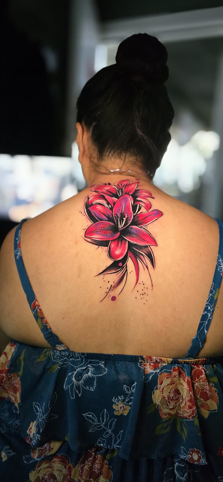 Cover-up de lirios a color en la espalda