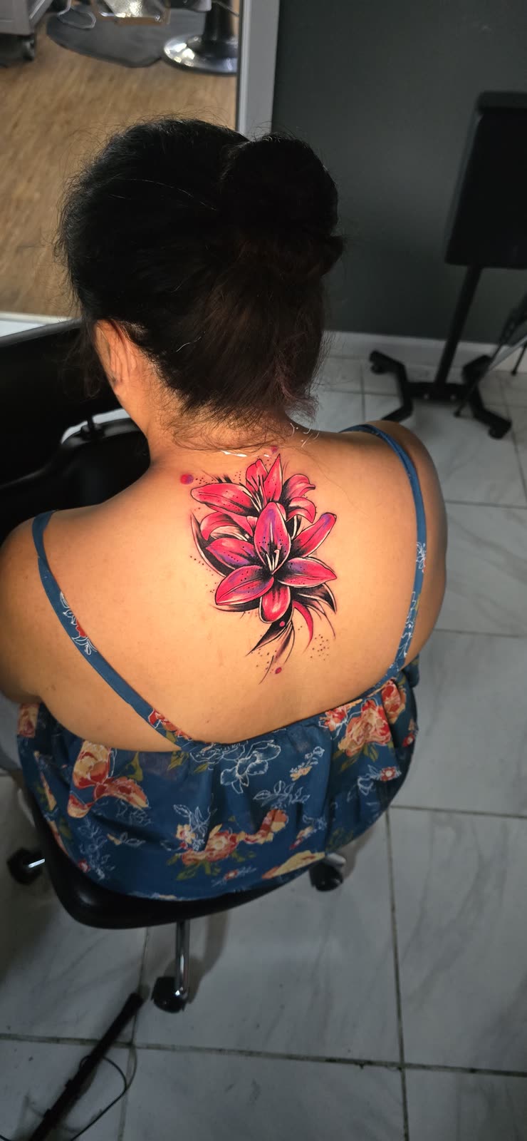 Cover-up de lirios a color en la espalda